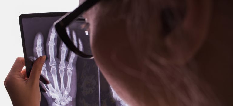 大手町で健康弱者に降りかかる都会の罠あなたの通院習慣は本当に安全か